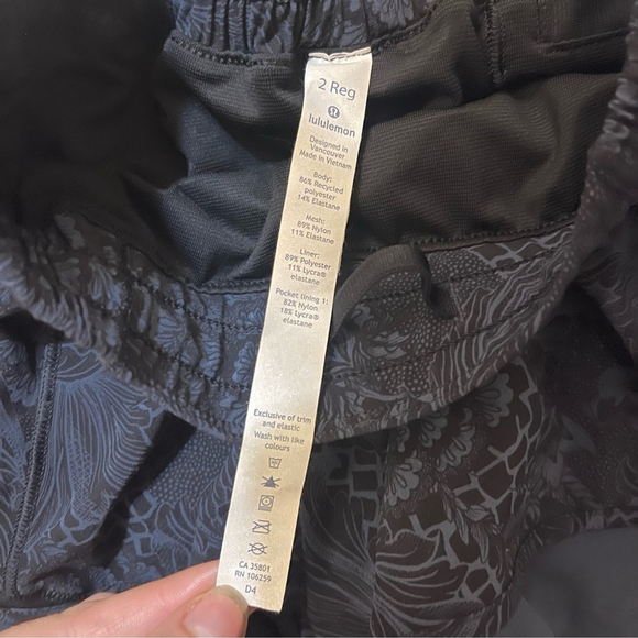 Lululemon Hotty Hot Short II 2.5" Size 2 - Picture 8 of 8